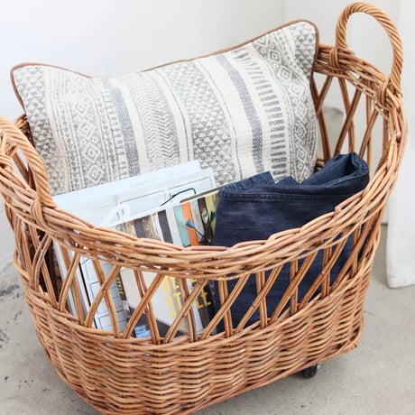RATTAN BASKET + CASTER / キャスターが付いた大きなハンドルバスケット / リビングバスケット / ランドリーバスケット