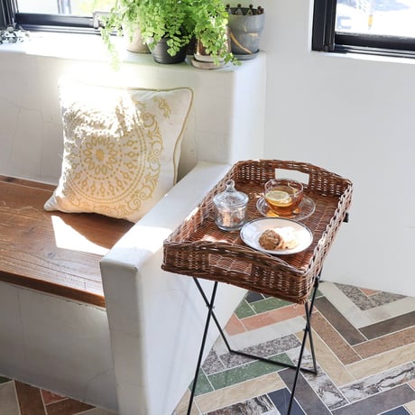 RATTAN × IRON TRAY STAND / THE AROROG / アラログ サイドテーブルとしても使えるスタンド付きトレイ。