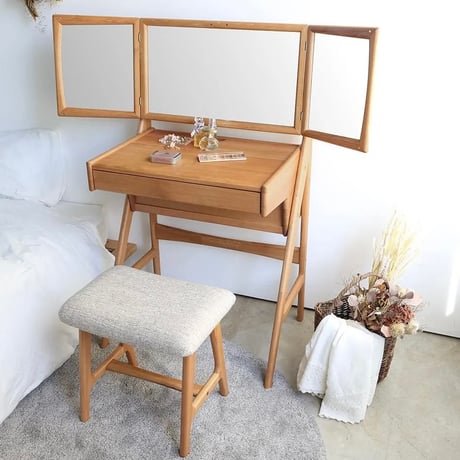 Dresser & Stool by Herit / 上質なオーク材を使用した圧迫感のないコンパクトなサイズ感のドレッサー / 三面鏡 / ドレッサー