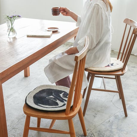 CHAIR PAD by Atelier KOTETSU / 色彩豊かで生き生きとした動物たちのイラストは見ているだけで元気を与えてくれるチェアパッド