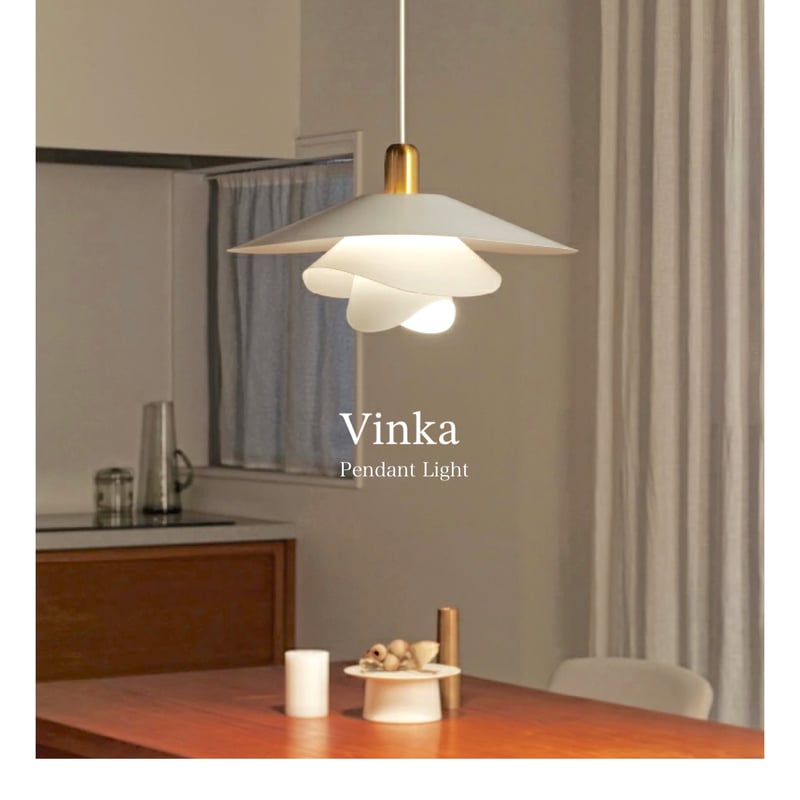 風に舞う花びらのような 優雅で上品な佇まいのペンダントライト