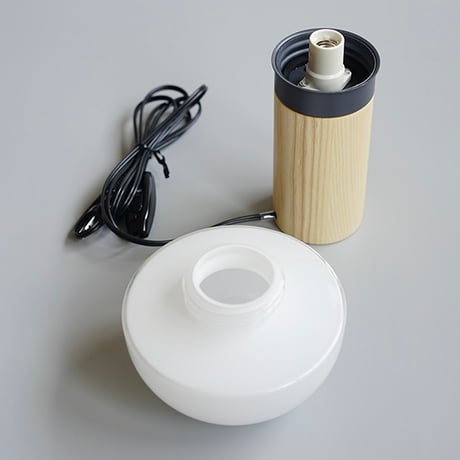 Joo stand light / WH , GY / クラシカルさと現代的な雰囲気を併せ持つ コンパクトで印象的なデザインのテーブルランプ