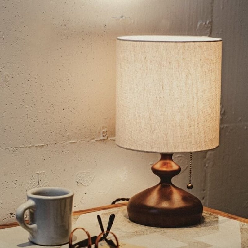 美しいウッドベースとファブリックのテーブルライト / Tove / トーヴェ
