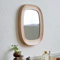 MOI wall mirror / 程良い厚みが愛らしく、天然木の素材によりナチュラルな印象を与えるウォールミラー