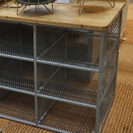 ＩＲＯＮ × ＷＯＯＤ ＬＯＷ  ＣＡＢＩＮＥＴ / 無機質な雰囲気のメッシュキャビネット