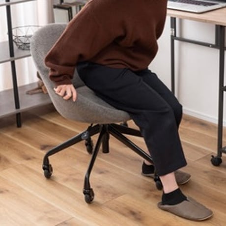 GRAY FABRIC DESK CHAIR / スタイリッシュな印象ながら親しみやすいデザインで移動を快適にアシスト / デスクチェア