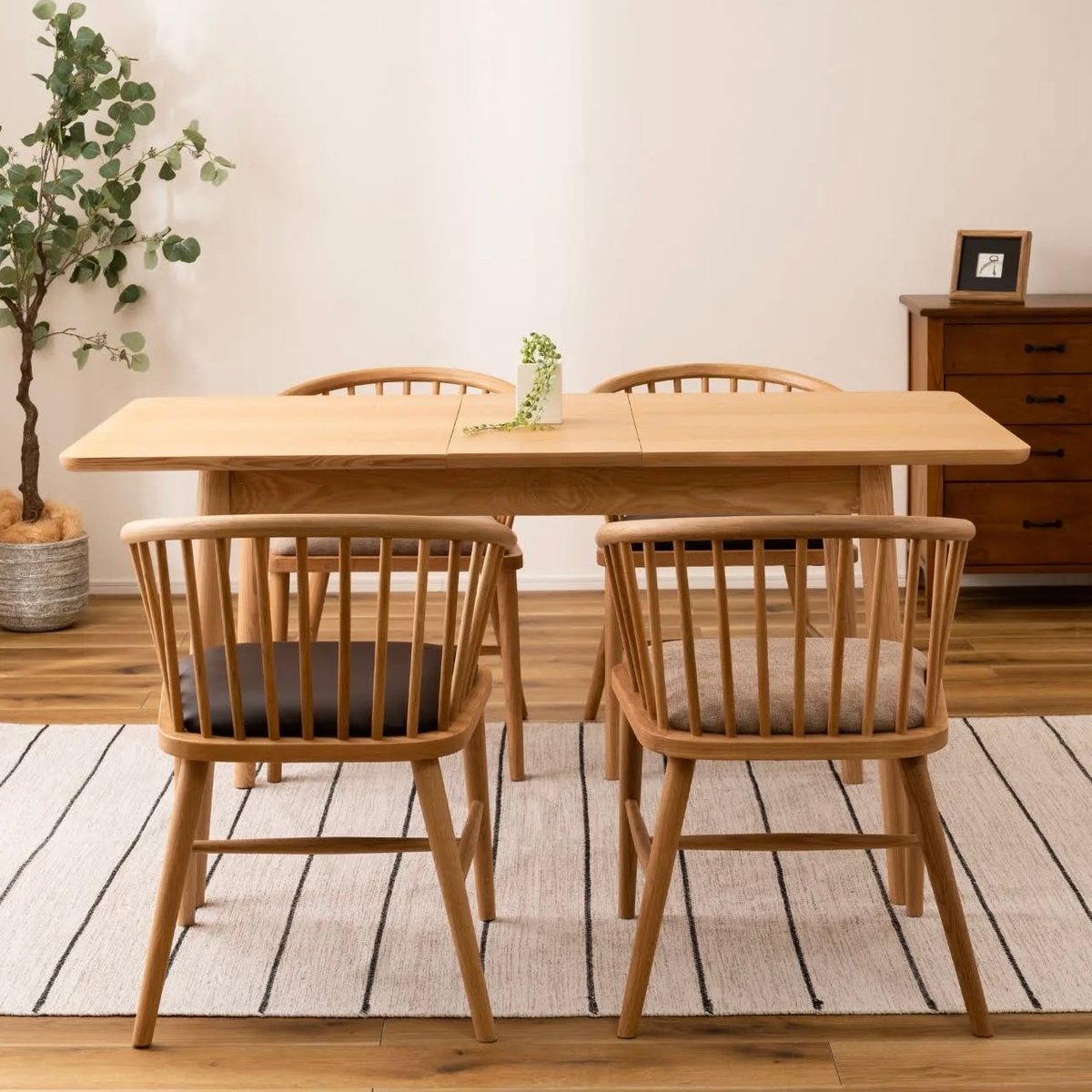 OAK WINDSOR CHAIR / オーク材の滑らかな手触りのウィンザーチェア