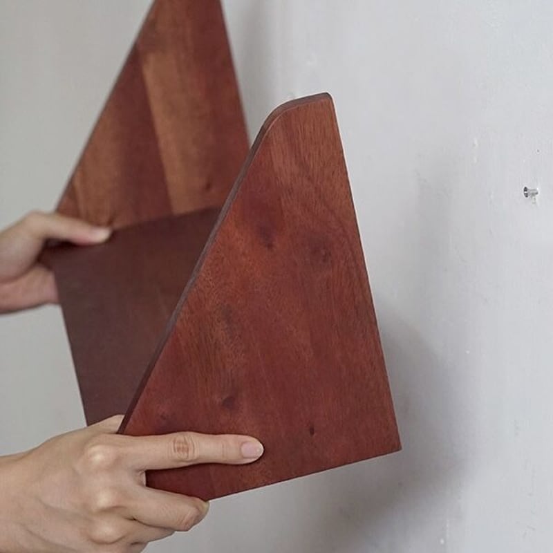 マホガニー材を使ったトライアングルシェルフ / koko 3シェルフ / 壁面