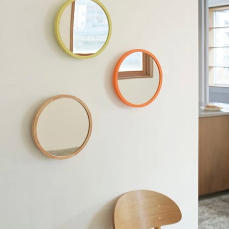 ROUND MIRROR / Pekkonen / NATURAL , ORANGE , YELLOW / 壁から浮き出たようなユニークさと暮らしに溶け込む心地良いバランス感のミラー