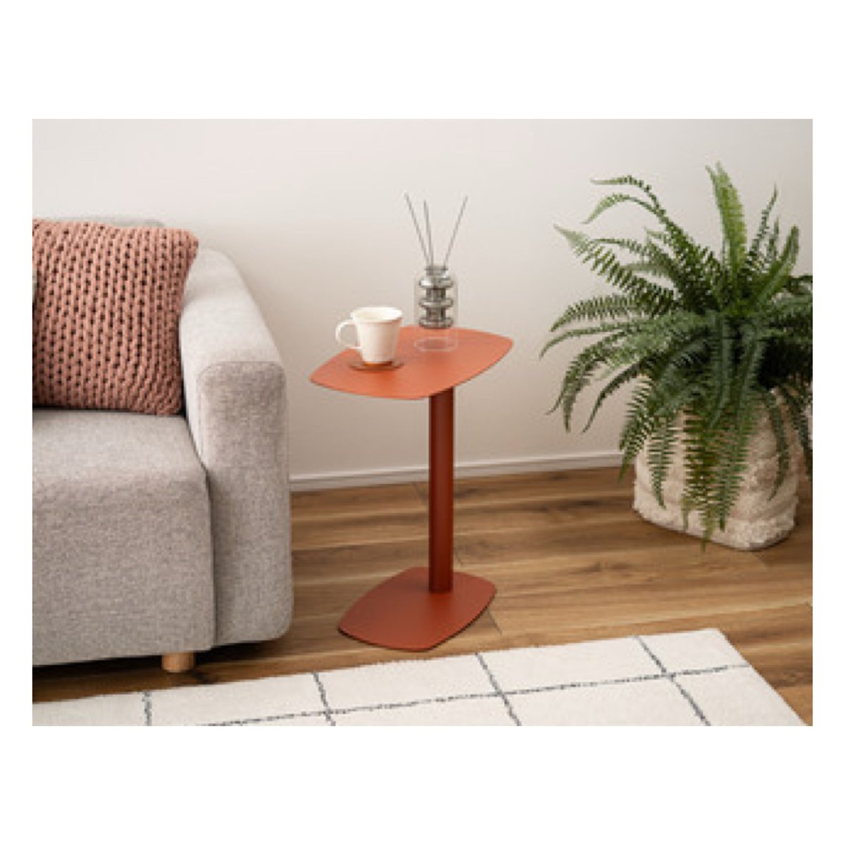 MAT STEEL SIDE TABLE / 無駄のないシンプルなデザインがモダン