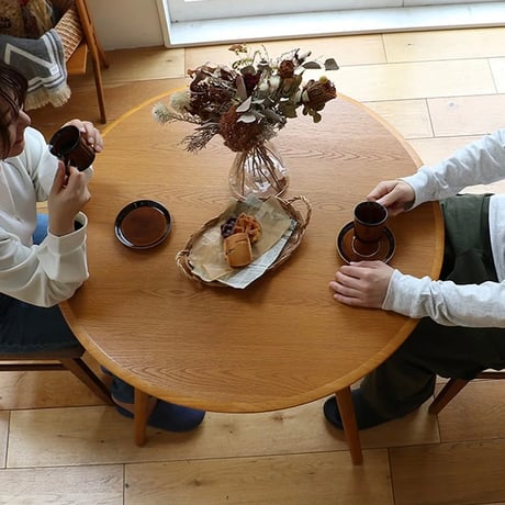 Dining Table 900 / ROUND TABLE / 空間を広く見せる 円形天板のダイニングテーブル / ラウンドテーブル / BROWN