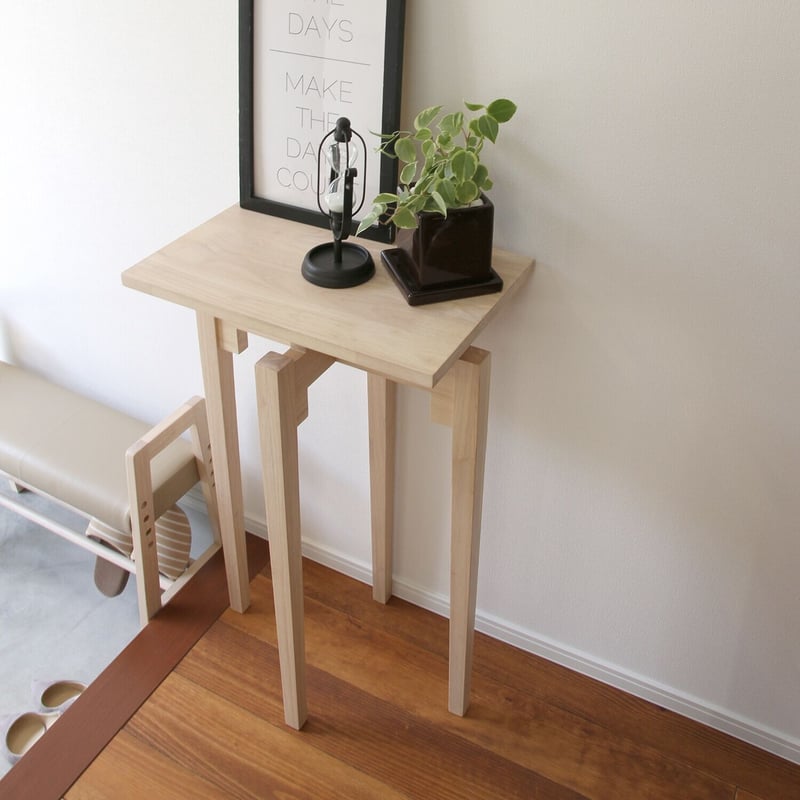 少し高さのあるスタイリッシュなコンソールテーブル / サイドテーブル