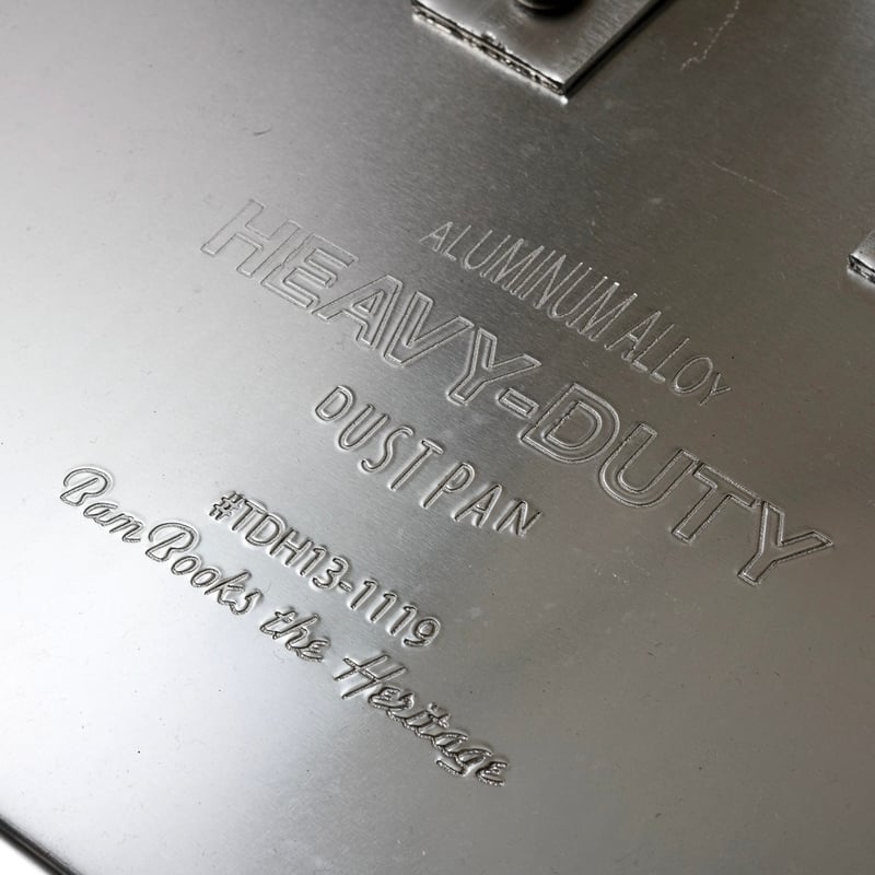 ALUMINUM DUSTPAN / アルミ素材の軽量で実用的なちりとり / ダストパン