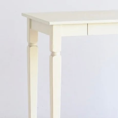 可愛らしく上品な雰囲気のホワイトのデスク / ine reno desk / vary / デスク / 天然木デスク / ホワイト家具 / 白家具 / アンティーク /クラシカル / コンパクト