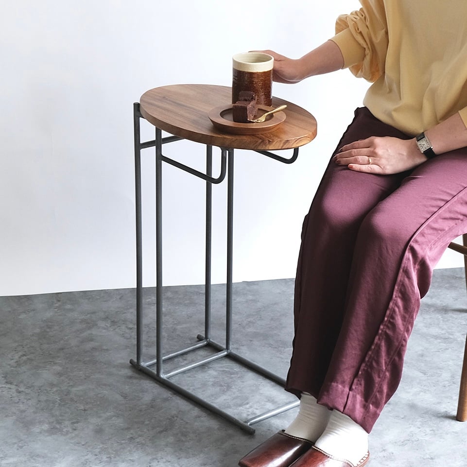 アカシアの木目の天板が上品な空間を演出してくれるサイドテーブルは