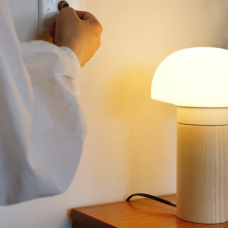 Joo stand light / WH , GY / クラシカルさと現代的な雰囲気を併せ持つ コンパクトで印象的なデザインのテーブルランプ