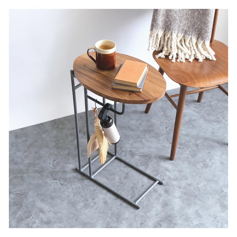 アカシアの木目の天板が上品な空間を演出してくれるサイドテーブルは