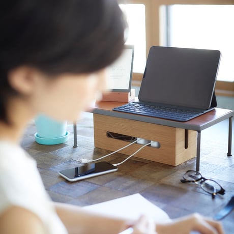 IRON × WOOD DESKTOP RACK / 自宅やオフィスで美しい什器として活躍できるマホガニーウッドとアイアンのディスプレイ台