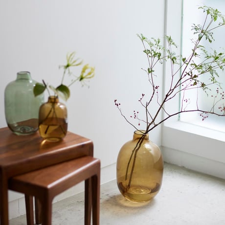 COLOR GRASS FLOWER VASE / 植物の色彩を引き立てる、アンバーとグリーンの温かみのあるフラワーベース