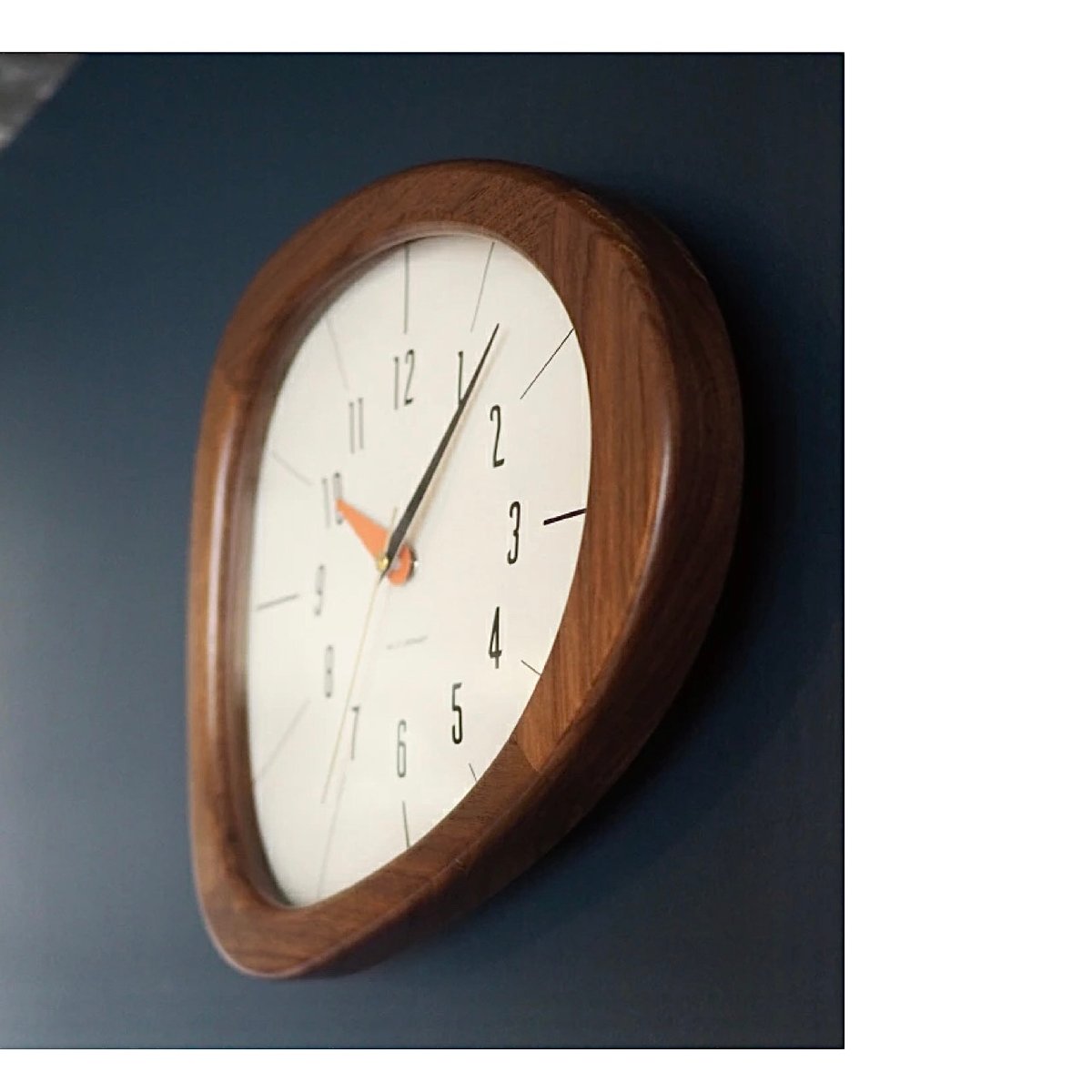 ミッドセンチュリーなデザインの掛け時計 / Kino Wall Clock ミッドセンチュリーなデザインの掛け時計 / Kino Wall Clock