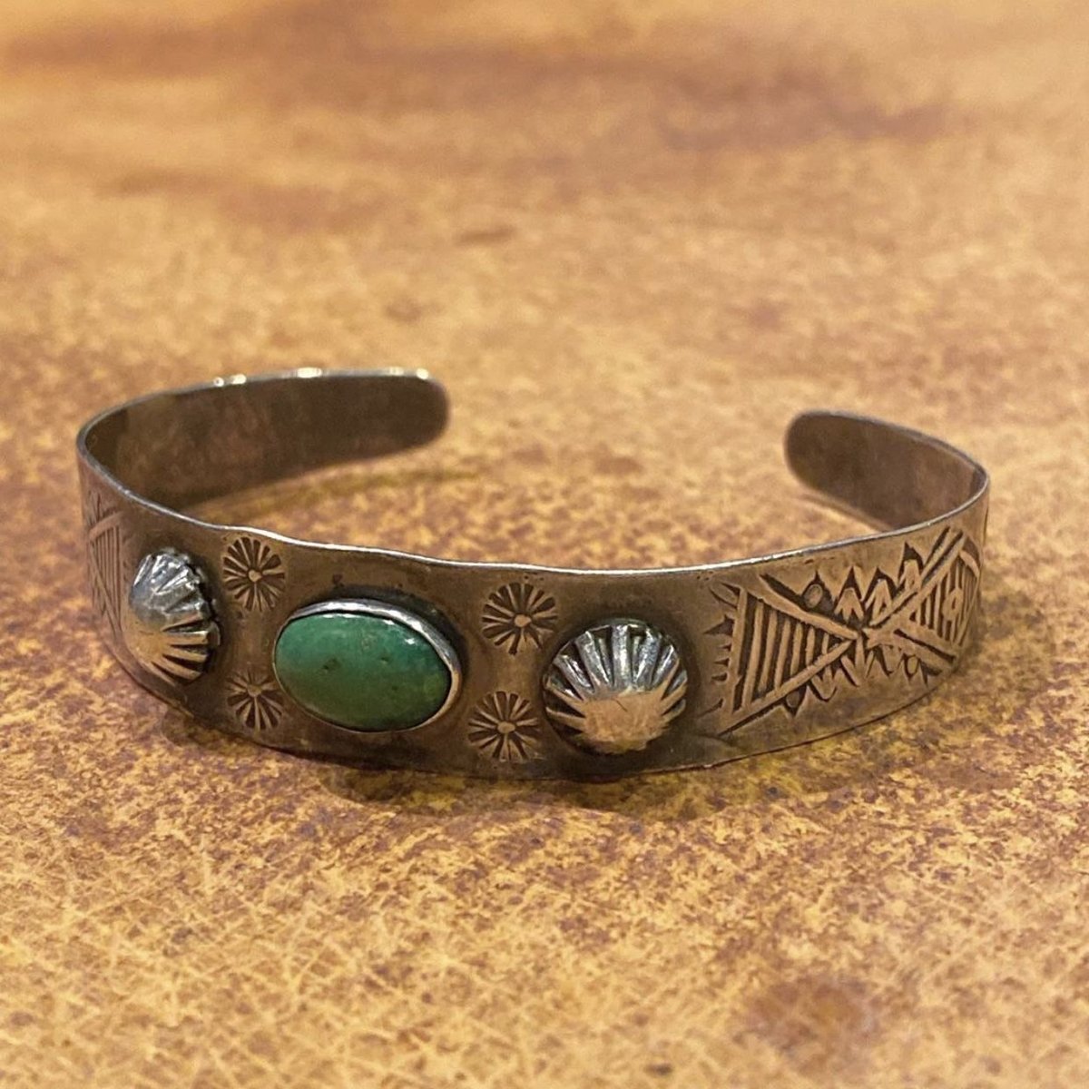 太陽と雲のヴィンテージバングル　vintage アンティーク　ビンテージアクセ tourist jewelry ヴィンテージバングル | DUFF