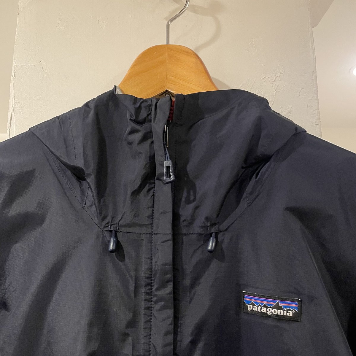 patagonia トレントシェルジャケット 黒x赤 レインウェア