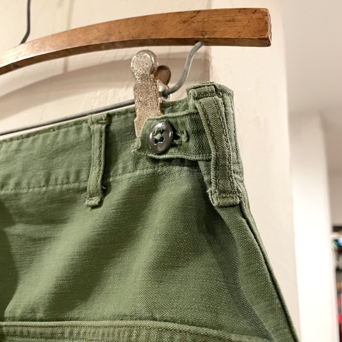 US ARMY ベイカーパンツ OG-107パンツ 尿素ボタン アジャスター US ARMY ベイカーパンツ OG-107パンツ 尿素ボタン アジャスター