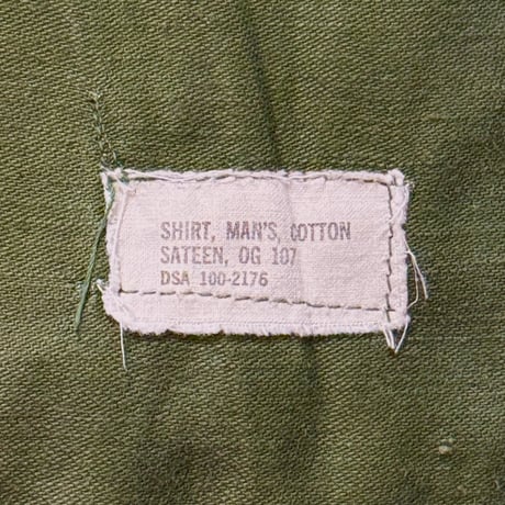 60s　US ARMY　ユーティリティシャツ　Size 16½位　シャツ袖　OG 107 COTTON SATEEN　ミリタリーシャツ　1966年　(S5359)