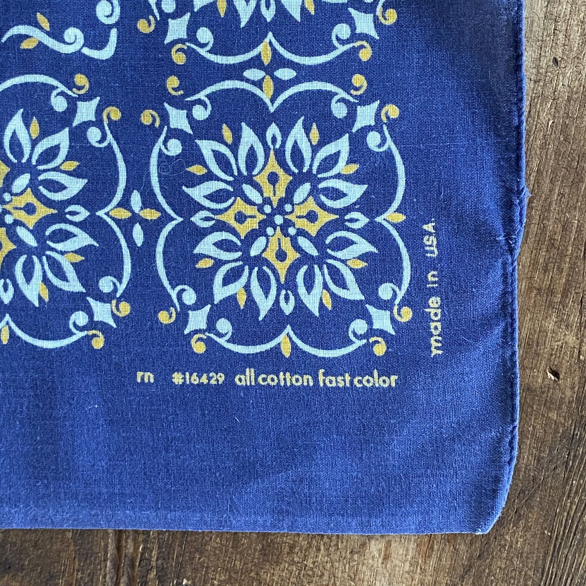 Bandana Wrangler ヴィンテージバンダナ USA製 70s- 紺 Bandana Wrangler ヴィンテージバンダナ USA製 70s- 紺