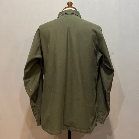 70s　US MILITARY　ユーティリティシャツ　シャツ袖　15½　シャツ袖　OG 107 COTTON SATEEN　ミリタリーシャツ　ペンキ飛び　1974年　(S5137)