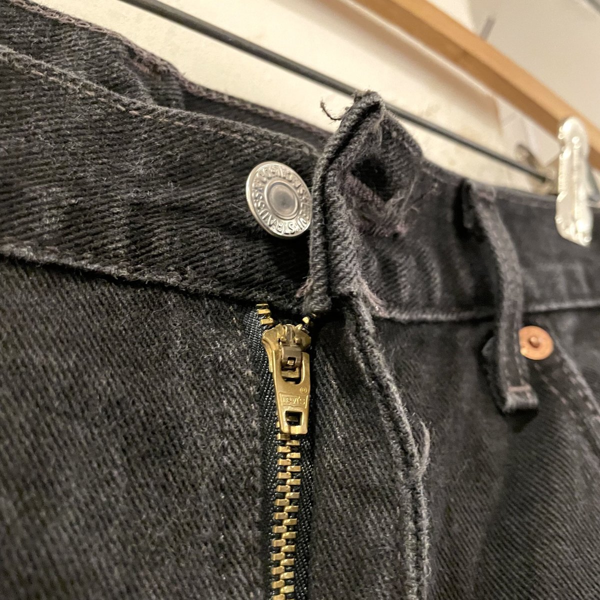 Levi's 505 後染めブラックデニムパンツ リーバイス505 ボタン裏 Levi's 505 後染めブラックデニムパンツ リーバイス505 ボタン裏