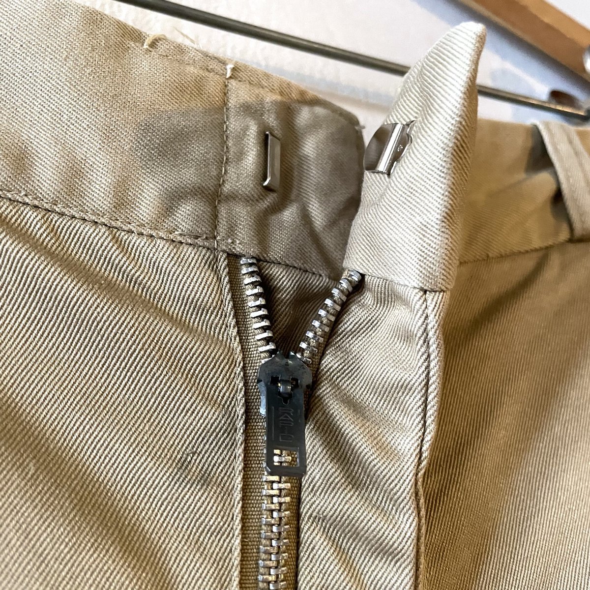 60s US MILITARY チノトラウザーズ RAPID ZIP 1969年 チノカーキ 60s US MILITARY チノトラウザーズ RAPID ZIP 1969年 チノカーキ