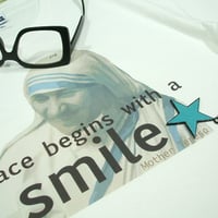 【とにかく笑おう！マザーのように】マザーテレサTシャツマザー・テレサＴシャツ【サイズ：S 、M 、L 、XL 】【５０００円以上で】送料無料　Ｔシャツ　メンズ　大きいサイズ　半袖　メッセージ　名言　マ