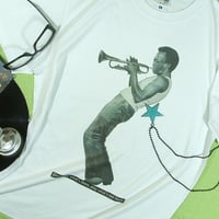 【白版★見よこのバランス、この吹き姿】マイルスTシャツマイルス・デイビスＴシャツ【サイズ：S、M、L、XL 】【５０００円以上で】送料無料　Ｔシャツ　メンズ　半袖　プリント　ジャズ　レジェンド　トラン