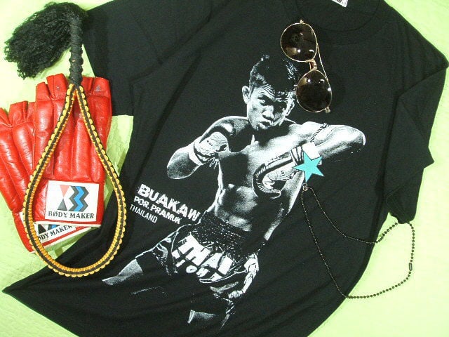 激レア Buakaw ブアカーオ フィギュア 500限定, Tシャツ & サイン 最強ブアカーオ☆凶暴なる肘ッ！】ブアカーオTシャツムエタイ