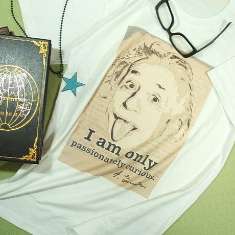 【教授７２歳誕生日のお姿！】アインシュタインTシャツアインシュタインTシャツ【サイズ：S 、M 、L 、XL 】【５０００円以上で】送料無料　Ｔシャツ　メンズ　半袖　プリントＴシャツ　舌出し　アイン