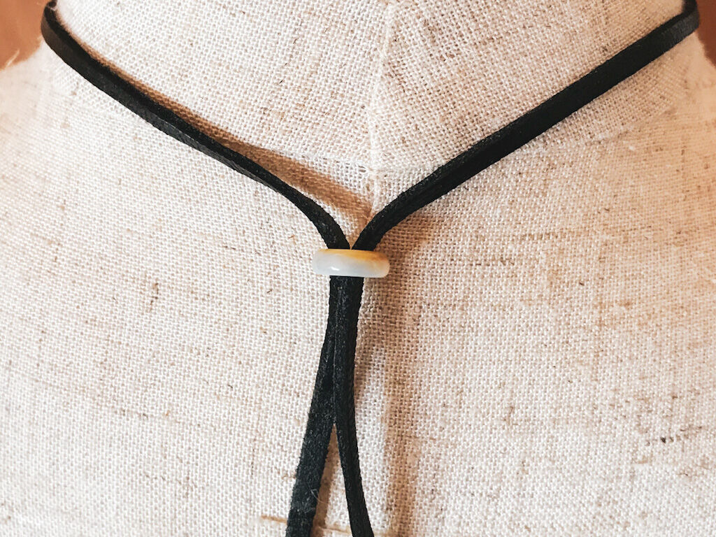 鹿角から彫り出した鹿角のペンダント 2本1セット | 店舗 山猫堂