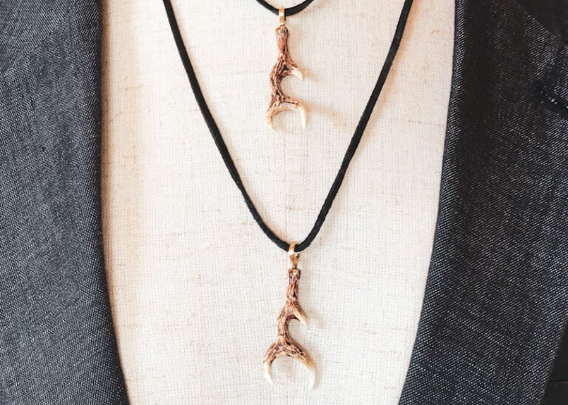 鹿角から彫り出した鹿角のペンダント 2本1セット | 店舗 山猫堂