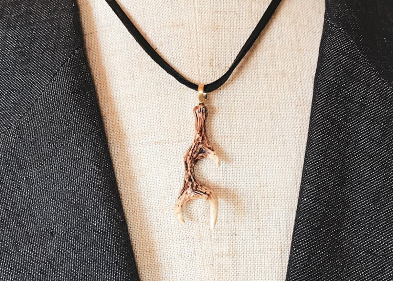 鹿角から彫り出した鹿角のペンダント 2本1セット | 店舗 山猫堂