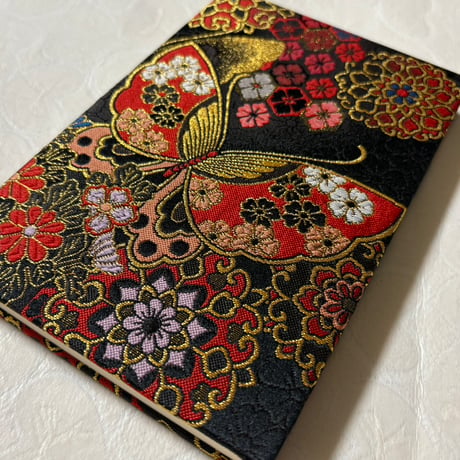 通常御朱印帳　金襴生地【赤蝶】18×12㍉　24山　バンド付き