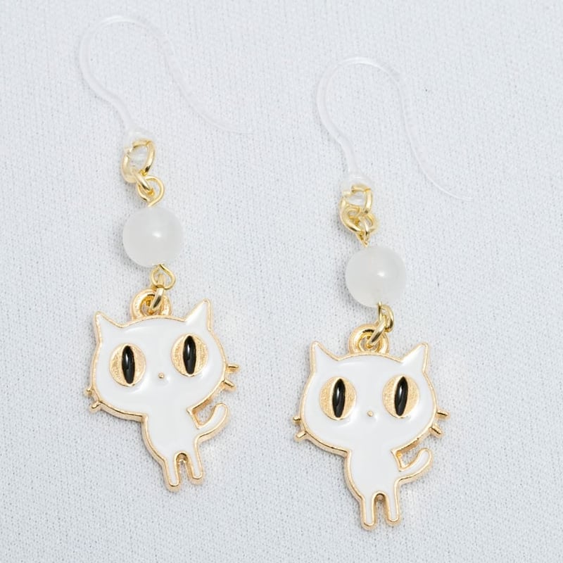 ぱっちりお目々白猫ちゃんムーンストーンピアス | Catio's STORE