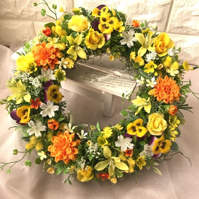 オーレアミモザの蕾とイエローのハーフリース　春待ち　マリーゴールド マリーゴールド＊ビオラ＊薔薇＊春のオレンジイエローリース | Happy
