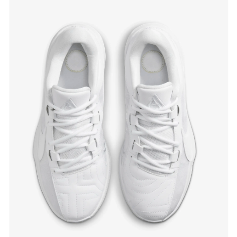【美品】NIKE バッシュ　26cm FN7306-100 zoom freak 美品】NIKE バッシュ 26cm FN7306-100 zoom freak - メルカリ