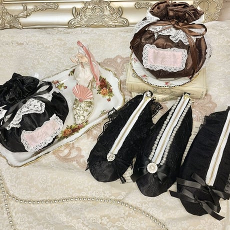 Marshmallow lace pouch