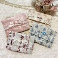 Frill pocket tissue pouch