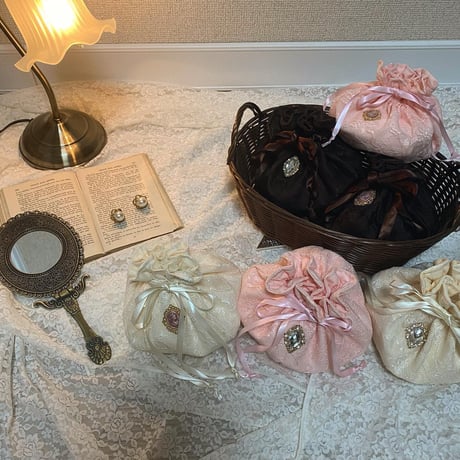 Marshmallow lace drawstring pouch(chocolate)