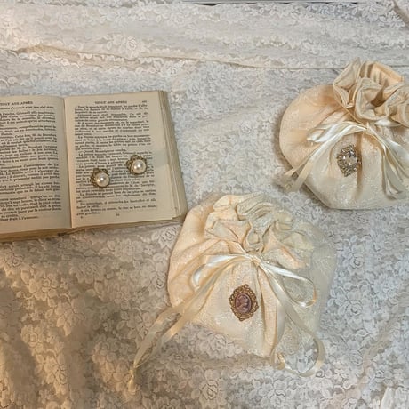 Marshmallow lace drawstring pouch(Cream)