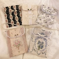 Pearl chain smartphone pouch