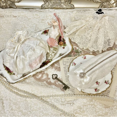 Marshmallow lace pouch