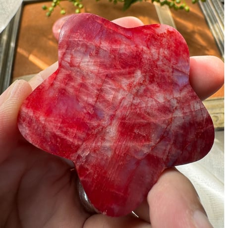 赤の魔法　レッドブルームーンストーンの魅惑（ヒトデ？花？型）